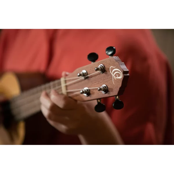 ORTEGA RU5-SO, sopran ukulele - sviranje (headstock)