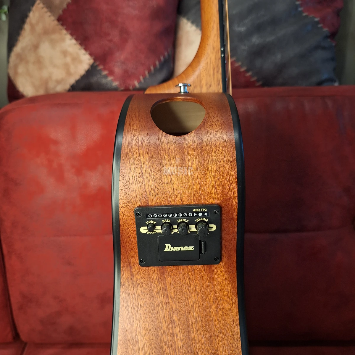 IBANEZ AAM54CE-OPN, elektro-akustična gitara - elektronika i airport