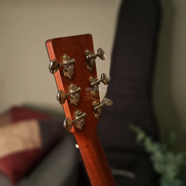 EASTMAN E1OMCE Deluxe, elektro-akustična gitara - navijači (tuneri)