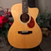 EASTMAN E1OMCE Deluxe, elektro-akustična gitara- prednja ploča