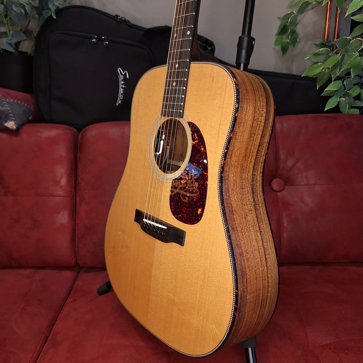 EASTMAN E3DE, elektro-akustična gitara + torba - bočna stranica slika