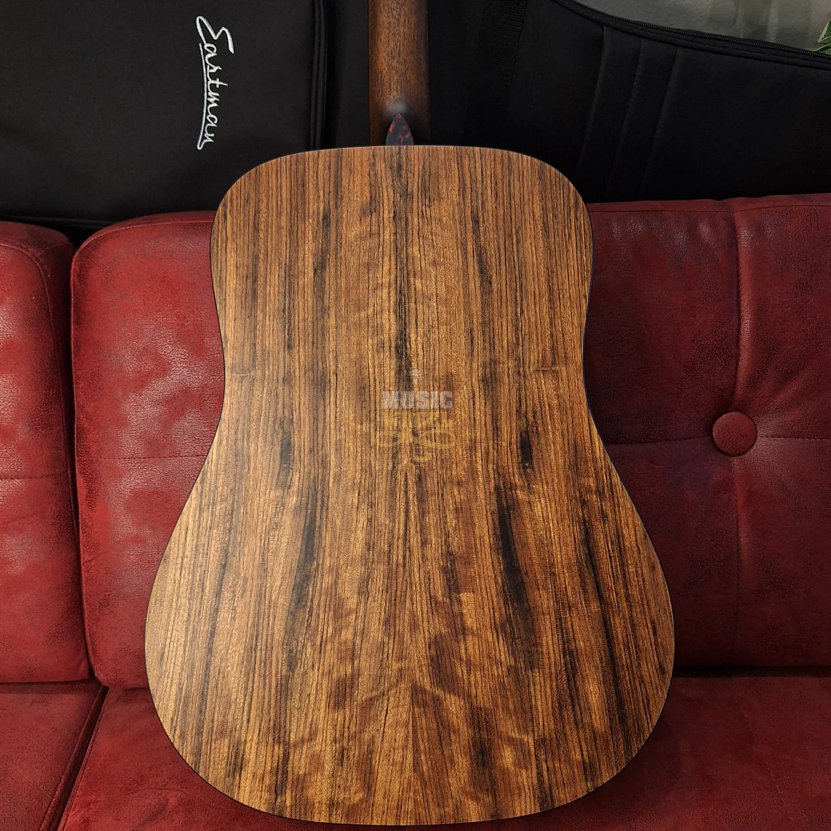 EASTMAN E3DE, elektro-akustična gitara + torba - zadnja strana slika